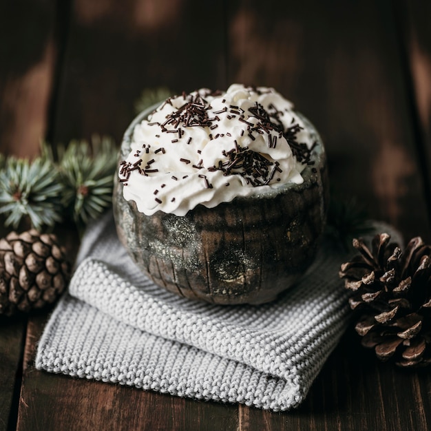 Taza de alto ángulo con crema batida