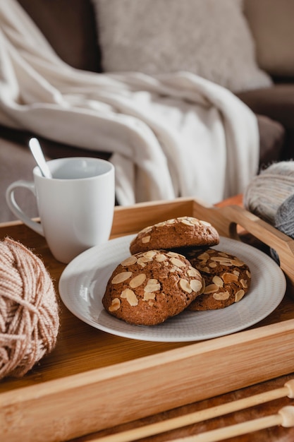 Taza de alto ángulo y galletas en bandeja