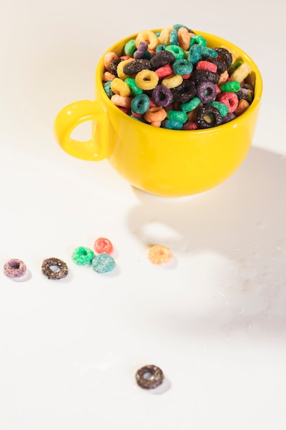 Taza de alto ángulo llena de cereales en la mesa