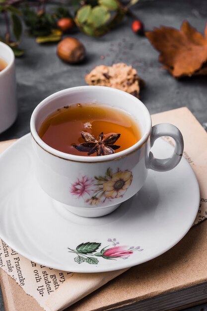 Taza de alto ángulo con té y anís estrellado