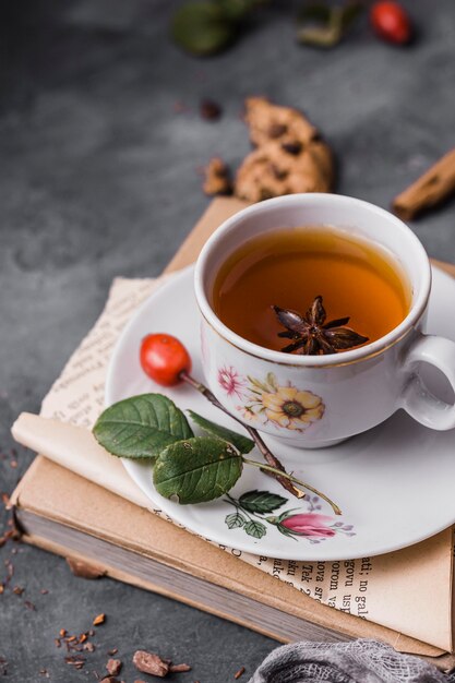 Taza de alto ángulo con té y anís estrellado