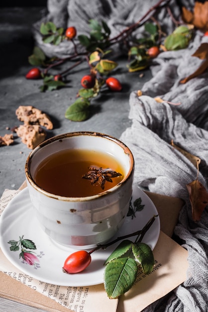 Foto gratuita taza de alto ángulo con té y anís estrellado