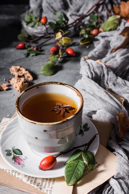 Taza de alto ángulo con té y anís estrellado