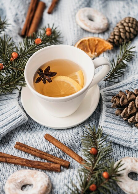 Taza de alto ángulo con té y anís estrellado