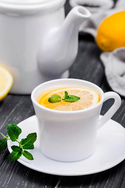 Foto gratuita taza de alto ángulo con té de limón