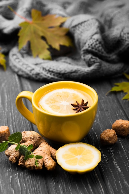 Taza con aroma de té de limón y ginseng