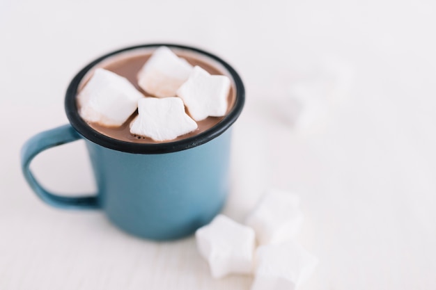 Foto gratuita taza azul con cacao y malvaviscos.