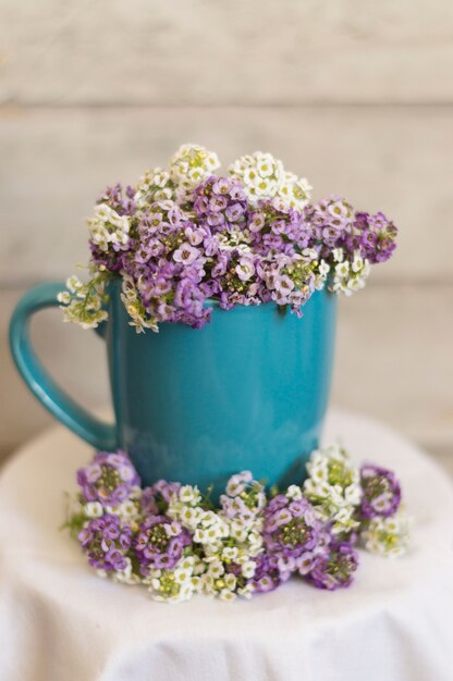 Taza azul con flores