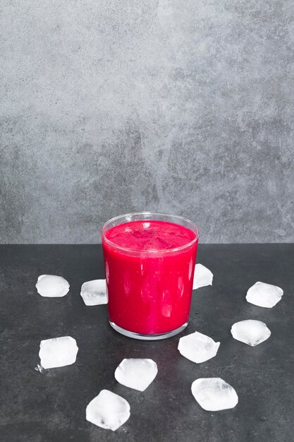 Taza con batido de fresa