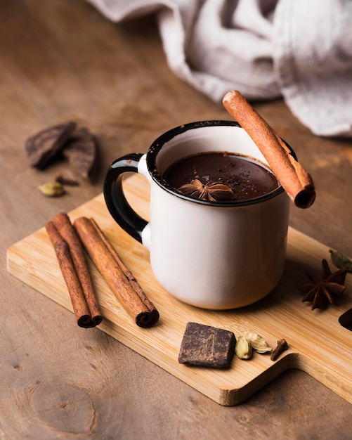 Taza con bebida aromática de chocolate caliente