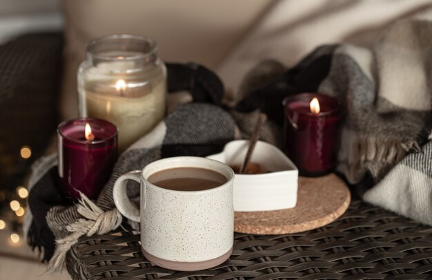 Una taza de bebida de café con detalles de decoración del hogar. Concepto de confort en el hogar.