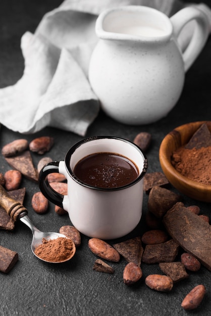 Taza con bebida de chocolate caliente y leche