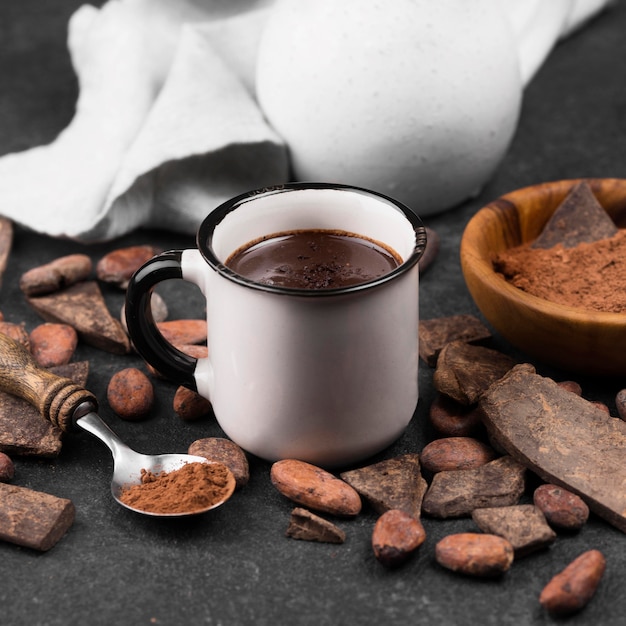 Foto gratuita taza con bebida de chocolate caliente