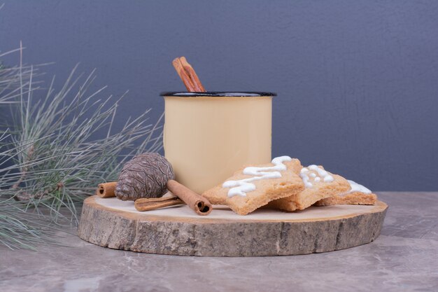 Una taza de bebida con pan de jengibre en forma de estrella