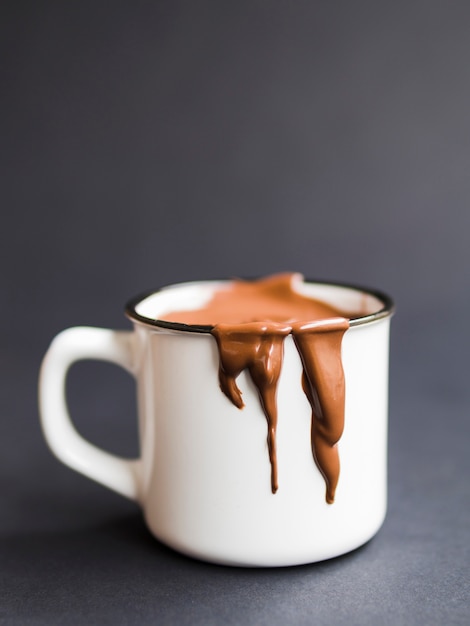 Taza blanca con chocolate caliente.