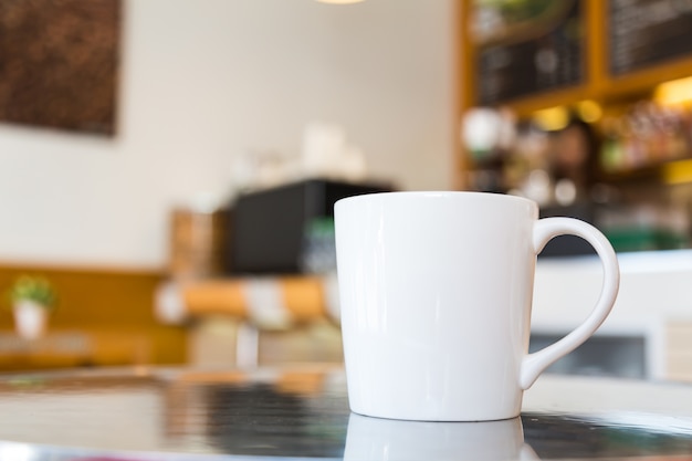 Taza blanca con fondo borroso