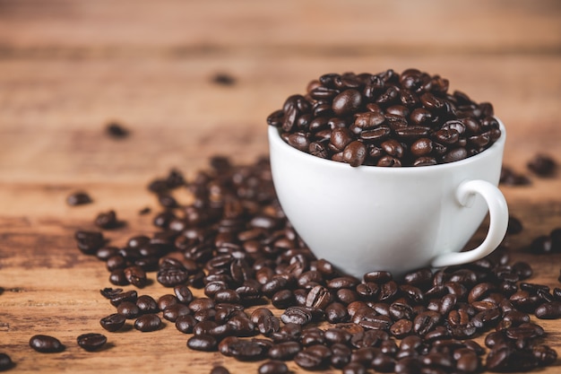 Taza blanca con granos de café