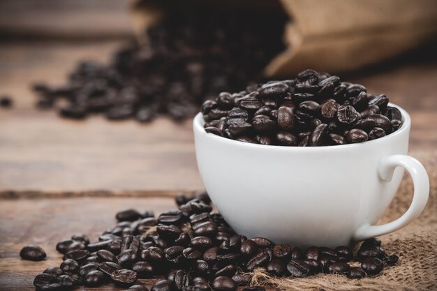 Taza blanca con granos de café