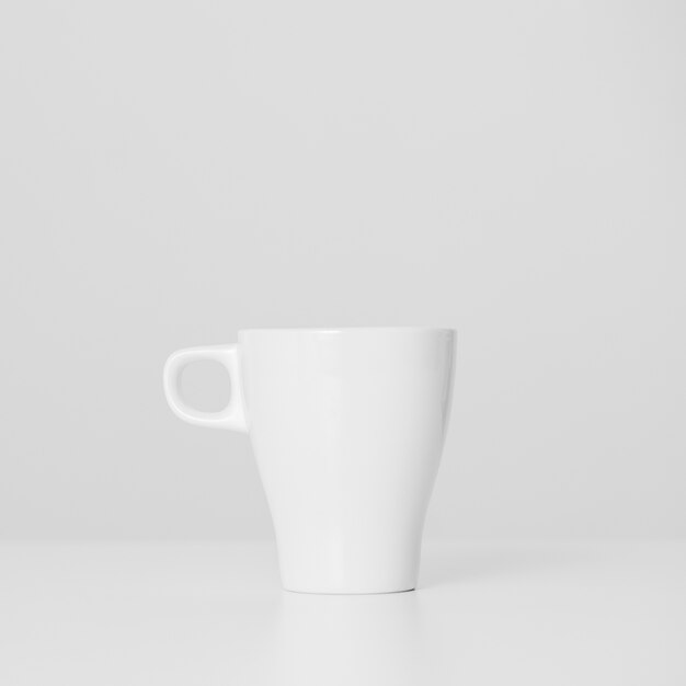 Taza blanca minimalista de primer plano