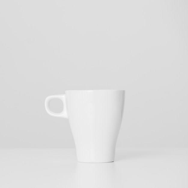 Taza blanca minimalista de primer plano