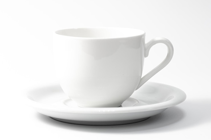 Foto gratuito taza blanca y platillo aislado sobre fondo blanco.