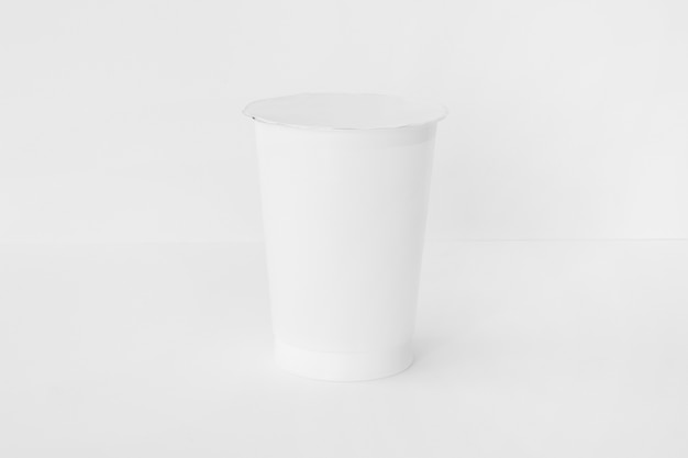 Taza blanca de productos lácteos frescos