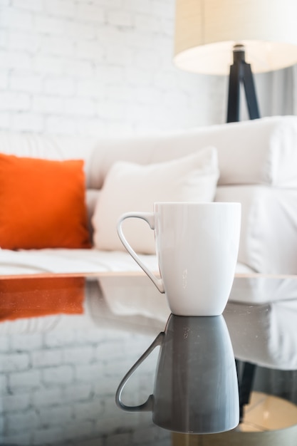 Taza blanca reflejada en la mesa