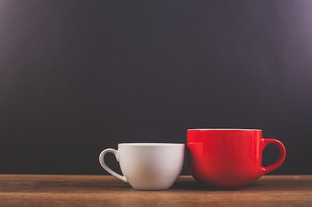 Taza blanca y roja