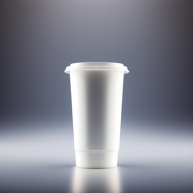 Una taza blanca con una tapa de plástico que dice café.