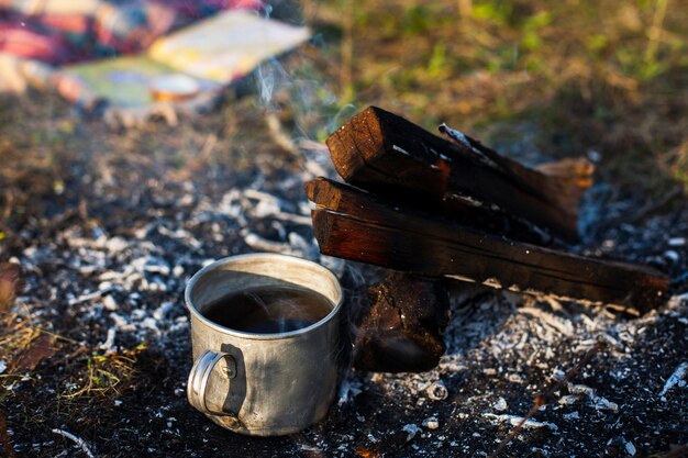 Taza con café al lado para extinguir el fuego