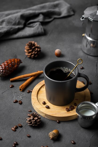 Taza de café de alto ángulo en el tablero wiiden