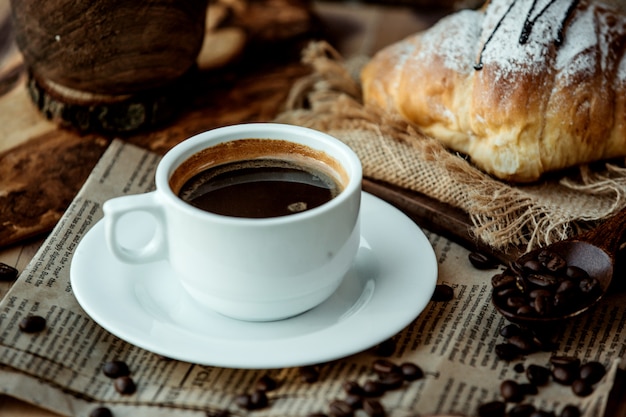 taza de café americano colocado en el periódico