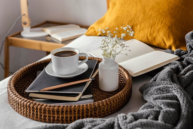 Taza de café de ángulo alto en portátiles