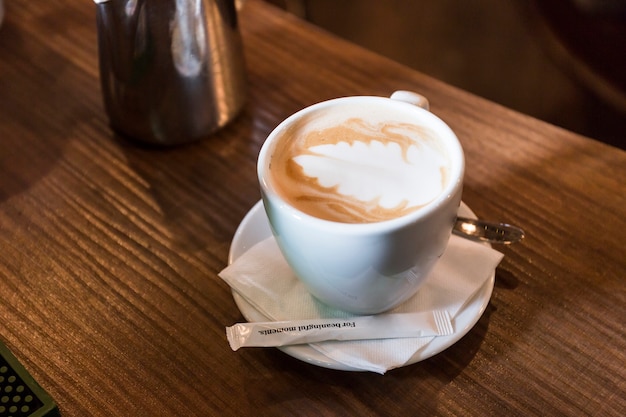 Taza de café aromático en el mostrador