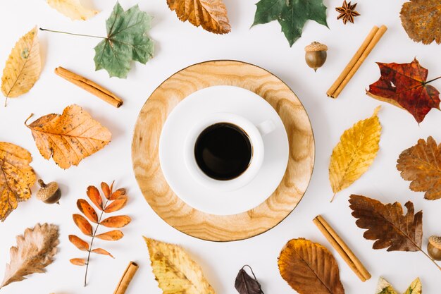 Taza de café en el arreglo otoñal