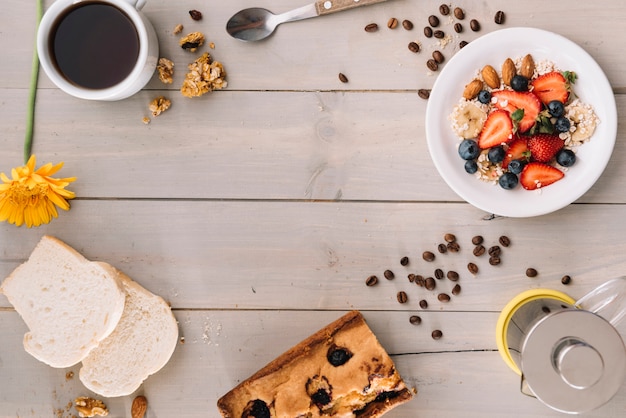 Taza de café con avena y tostadas en mesa de madera