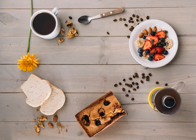 Taza de café con avena y tostadas en mesa