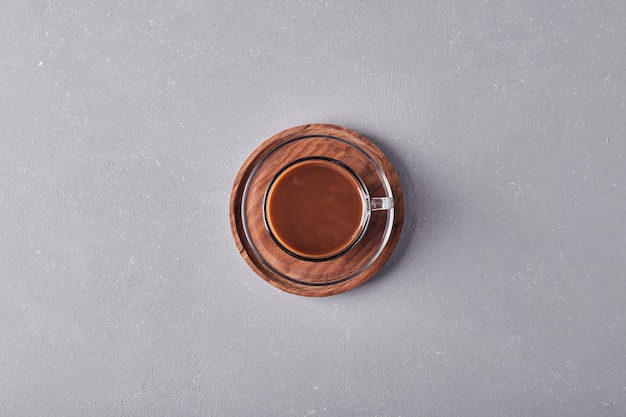 Una taza de café en una bandeja de madera.