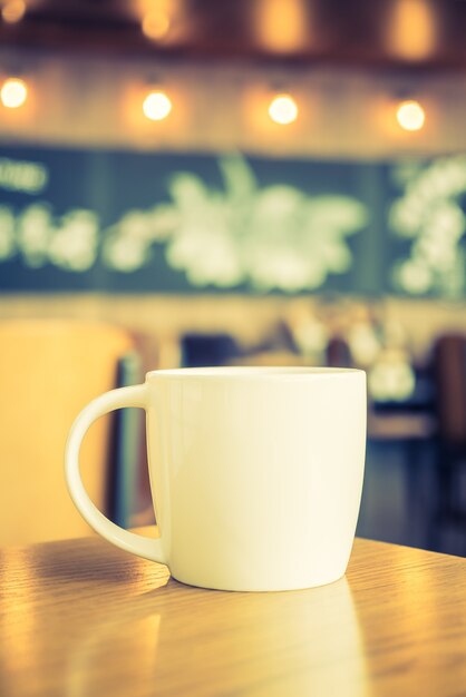 Taza de café blanco en cafetería cafetería