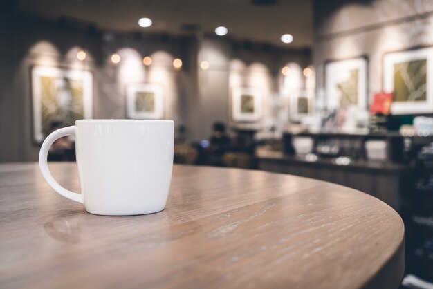 Taza de café blanco en cafetería cafetería