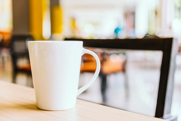 Taza de café blanco en la cafetería