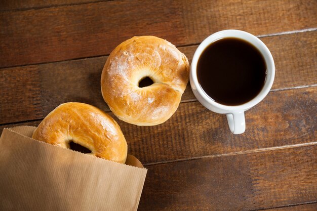 Taza de café con bollo