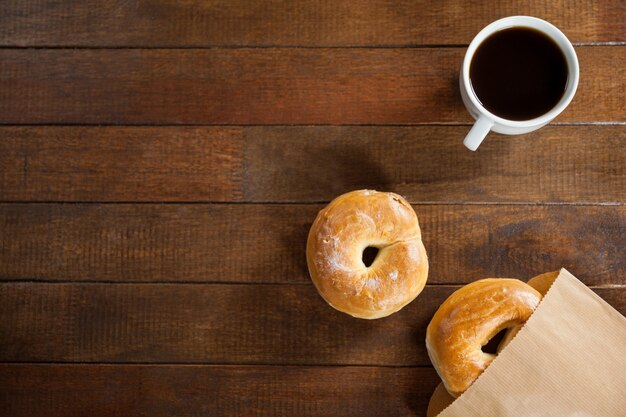 Taza de café con bollo