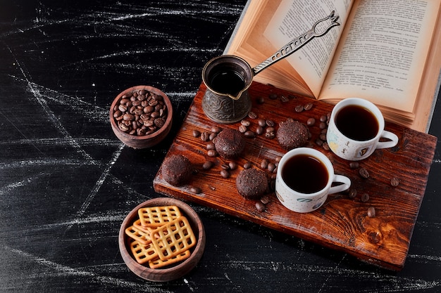 Foto gratuita taza de café con bombones y galletas.