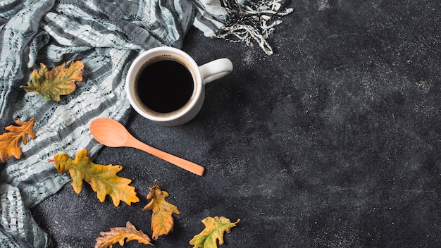 Foto gratuita taza de café y bufanda copia espacio