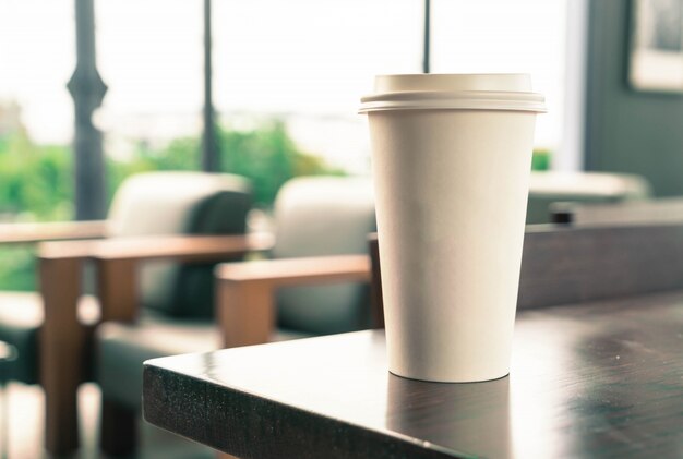 Taza de café en la cafetería