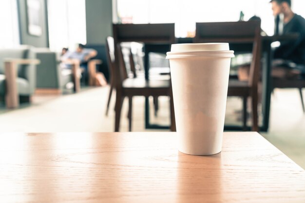 Taza de café en la cafetería