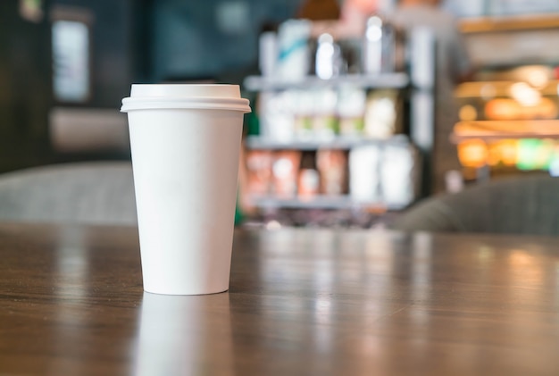 Taza de café en la cafetería