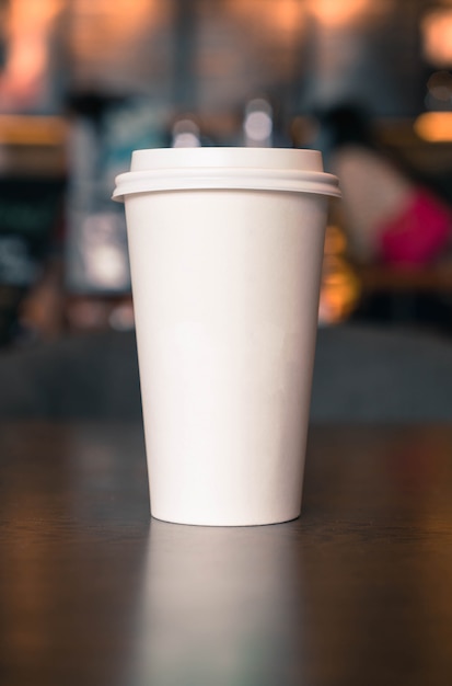 Taza de café en la cafetería