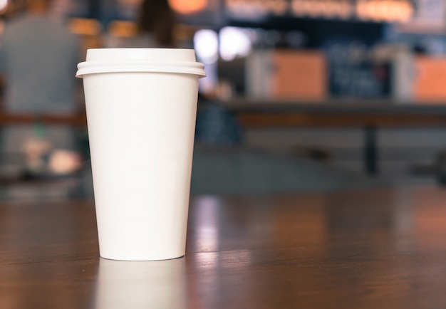 Taza de café en la cafetería